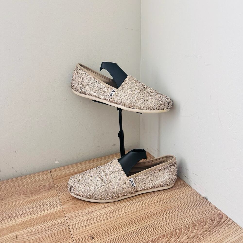 TOMS Classic Slip On Flats With Crochet Floral Pattern Women’s Size 8.5